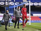 Zranný obránce Liverpoolu Virgil van Dijk opoutí hit doprovázený klubovými...