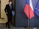 Premiér Andrej Babi (ANO) pichází na tiskovou konferenci po schzi vlády o...