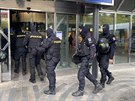 Policisté dohlíejí na píjezd úastník nedlní demonstrace v Praze (18. íjna...