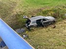 Nehoda na Mladoboleslavsku. Dva mui sjeli s autem do malho potoku,...