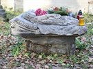 Tento náhrobek patí k nejznámjím Olanských hbitovech.