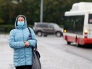 Lidé v roukách na autobusové zastávce Stará osada v Brn. (13. íjna 2020)