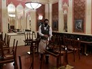 Zamstnanci Café Louvre v centru Prahy pipravovali v úterý veer kavárnu k...