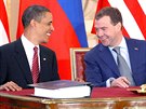 Barack Obama (vlevo) a Dmitrij Medvedv pi podpisu odzbrojovací smlouvy v...