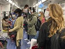 Cestující v roukách ve voze metra v italském Milán. (14. íjna 2020)