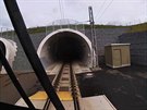 Lokomotiva se prohánla ejpovickým tunelem dvoustovkou.