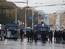 Bloruská policie blokuje ulici bhem protivládní demonstrace v Minsku. (11....