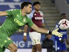 Emiliano Martinez z Aston Villy vykopává v zápase s Leicesterem.