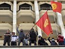 V kyrgyzské metropoli Bikeku stále protestují odprci prezidenta Sooronbaje...