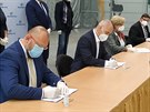 Jan Bartoek, Martin Kuba, Ivana Strsk a Pavel Hroch (zleva) podepisuj...