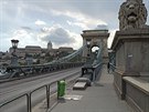 Dlouhý most pes Dunaj spojuje levý a pravý beh msta.