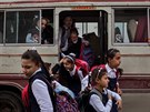 koláci vystupují z autobusu v západním Mosulu v Iráku (listopad 2017)