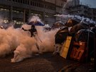 Protestující vrhá nádobu se slzným plynem zpt na poádkovou policii ve tvrti...