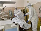Zdravotníci z Fakultní nemocnice Brno peváí pacienta s onemocnním covid-19...