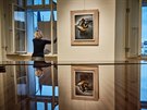 Pracovnice vysokomtsk galerie zahjily vstavu obraz Rudolfa Pollka a Petra...