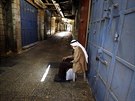 Palestinský mu sedí ped uzaveným obchod v Jeruzalém. (3. íjna 2020)