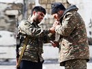 Arméntí vojáci kouí ped nemocnicí v oblasti Náhorního Karabachu. (15. íjna...