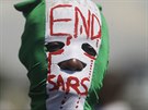 Mu s maskou na demonstraci proti policejní brutalit v Lagosu v Nigérii. (18....