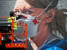 Umlec dokonující graffiti zdravotní sestry v anglickém Manchesteru. (18....