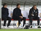 Zaraený Joachim Löw (vlevo) na lavice nmecké reprezentace bhem utkání Ligy...