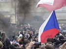Staromstské námstí na konci demonstrace proti koronavirovým opatením zahalil...