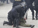 Policie na Staromstském námstí pouila obrnný transportér, slzný plyn i...