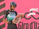 CO O MN PÍOU? Peter Sagan te noviny ped zahájením 11. etapy italského Gira.