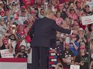Trump se vrátil do volebního boje. Vystoupil na mítinku, publiku hodil masku.
