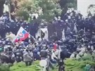 Slovenská policie zveejnila video ze zásahu proti demonstrantm ped úadem...