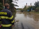 Potok Olenice zaplavil ást Brodku u Perova, voda mimo jiné zcela zaplavila...