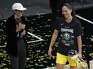 Sue Birdová (vpravo) ze Seattle Storm se raduje ze svého tvrtého titulu v...