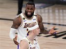 LeBron James z LA Lakers se zlobí na spoluhráe Alexe Carusa.