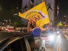 Fandové Los Angeles Lakers oslavují v ulicích titul v NBA.