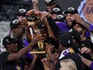 Basketbalisté Los Angeles Lakers oslavují titul s vítznou trofejí.