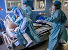 Zdravotníci z nemocnice v Uherském Hraditi bojují o ivoty pacient s COVID-19.