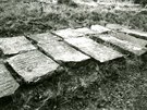N�hrobky ze star�ho �idovsk�ho h�bitova, kter� byl zni�en nacisty v roce 1943.