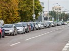V hradecké Zborovské a Tebeské ulici ekalo na testování koronaviru 112 aut...