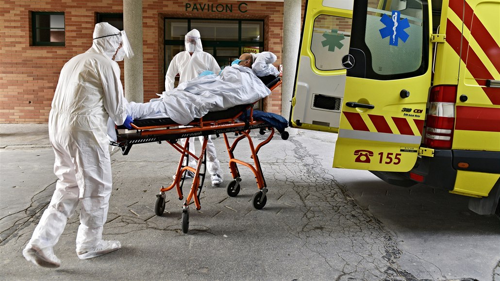 P�evoz pacienta s onemocn�ním covid-19 na Kliniku infek�ních chorob FN Brno.(9....