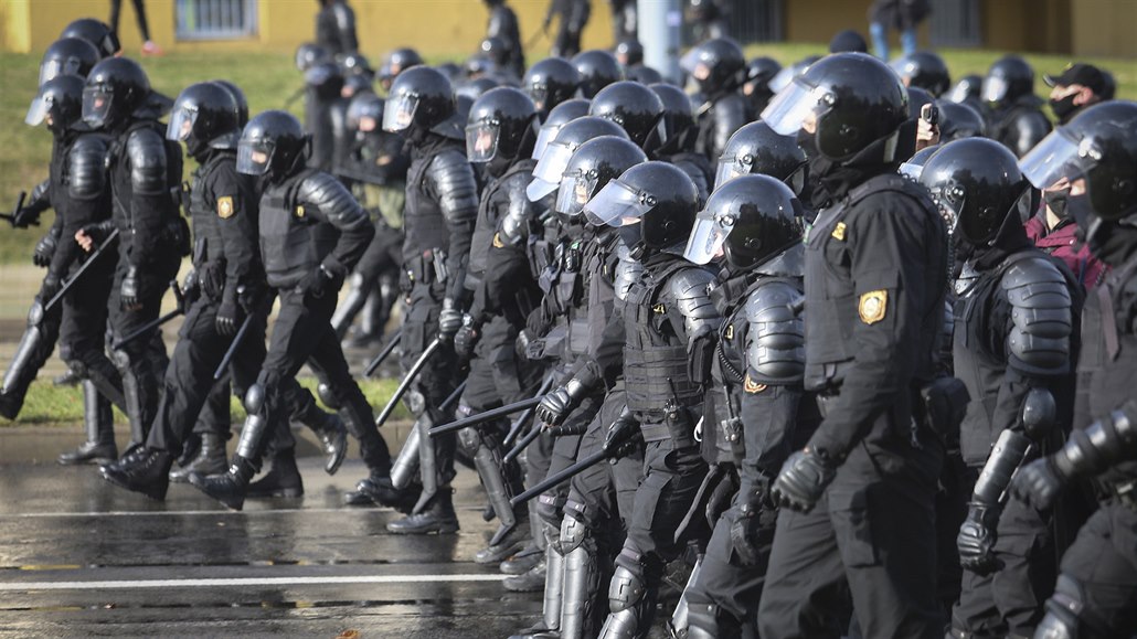 Bloruská policie zasahuje na demonstraci proti zfalovaným prezidentským...