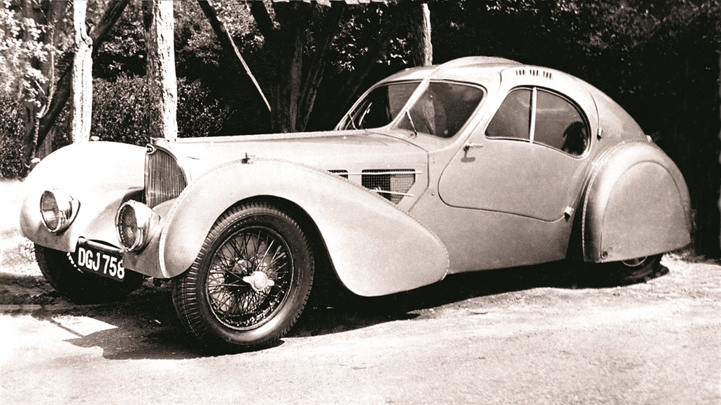 Krásný Type 57 navrhl Ettoreho syn Jean Bugatti. Vzniklo pes 700 kus v...