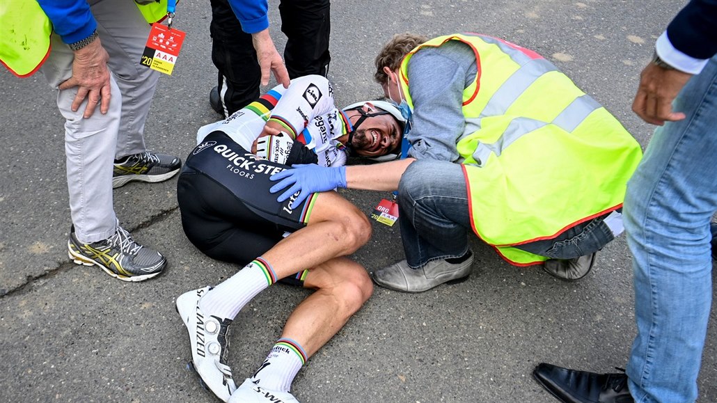 V BOLESTECH. Julian Alaphilippe trpí po pádu na závod� Kolem Flander.