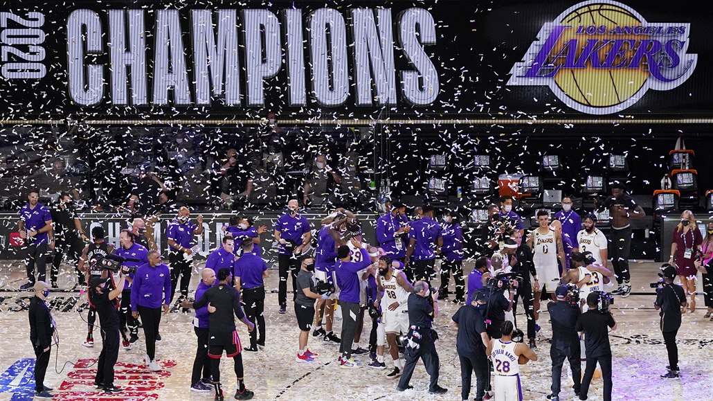 Los Angeles Lakers se do�kali 17. titulu v NBA.