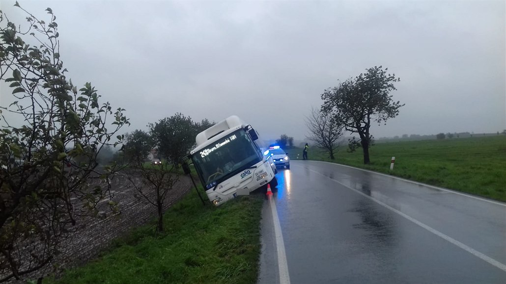 Autobus v Opavě skončil v příkopu.