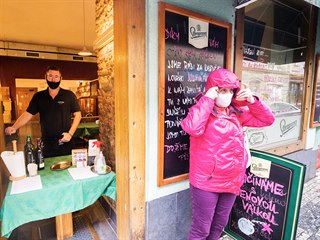 Provizorní výdejní okénko v jedné z pražských restaurací. 14. října 2020