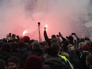 Staroměstské náměstí na konci demonstrace proti koronavirovým opatřením zahalil...