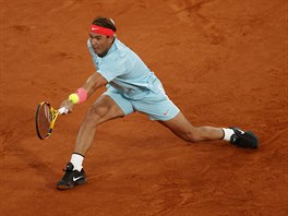 �pan�l Rafael Nadal se natahuje po balonku ve finále Roland Garros.