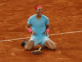 �pan�l Rafael Nadal se raduje po vít�zství ve finále Roland Garros.