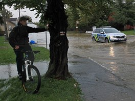 Ve stedu bylo kvli záplavám uzaveno nkolik úsek meních silnic. (14. íjna...