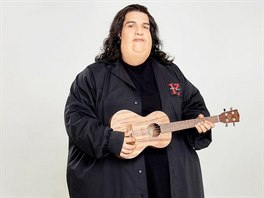 Jordan Haj jako Israel Kamakawiwo&#699;ole a píse Henehene Kou 'Aka