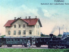 Dr�ha z Ji��na p�vodn� v Turnov� kon�ila na m�stn�m n�dra��. Ke stani�n� budov�...